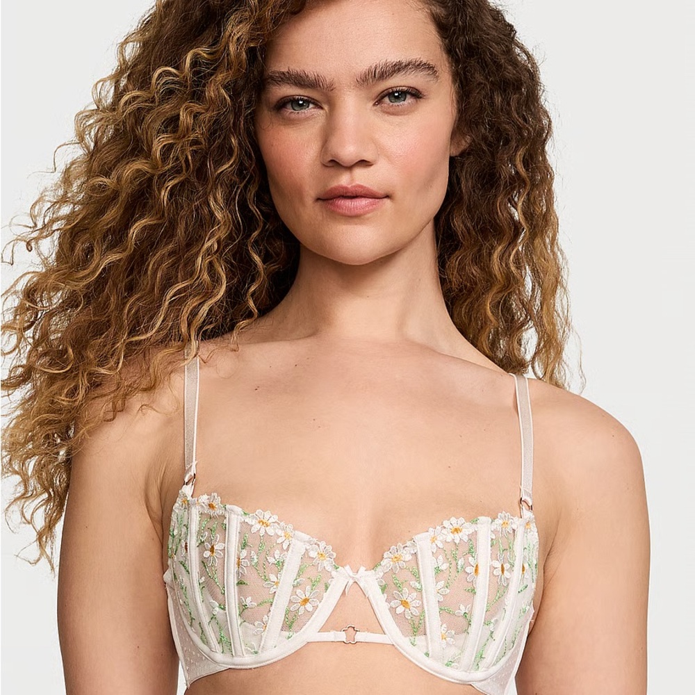 Victoria’s Secret Daisy Embroidery White Unlined Balcony Bra Size 38DD